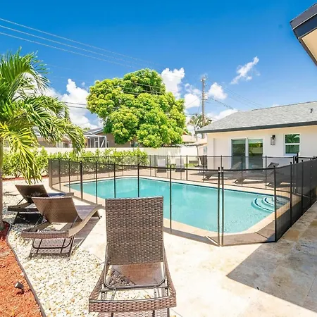 4 Bd 3Ba Heated Pool Close To Beach
